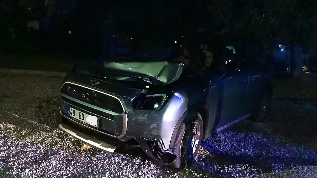 Muğla’da Emniyet Şeridinde Bekleyen Motosiklete Otomobil Çarptı: 1 Yaralı 2